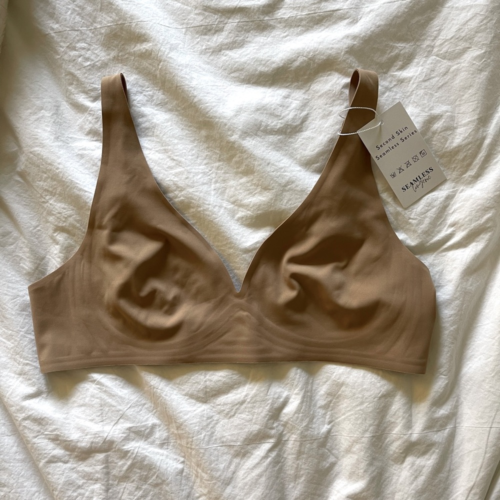 Seamless brand bra. Size XL. NWT. Nude color.